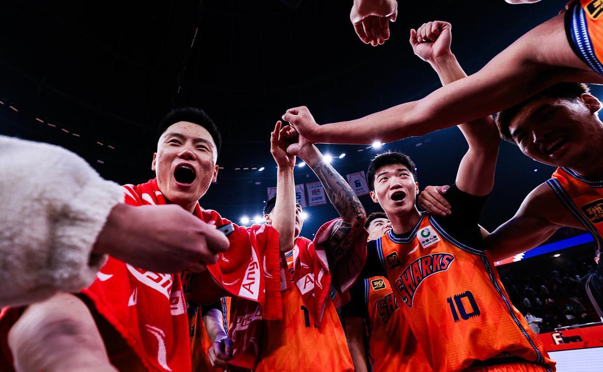 CBA上海19人名单！7名球员续约，王哲林再打3年，张镇麟强势加盟