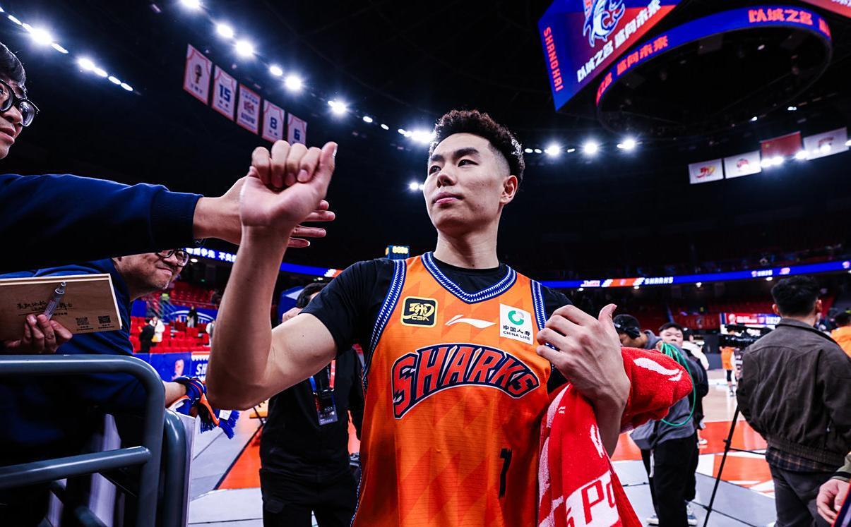 CBA上海19人名单！7名球员续约，王哲林再打3年，张镇麟强势加盟
