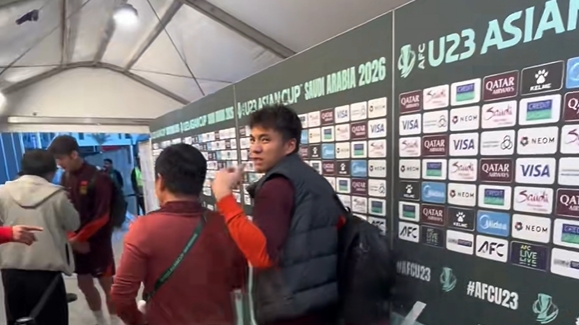 带病作战零封泰国！李昊赛后婉拒采访：生病了，发烧