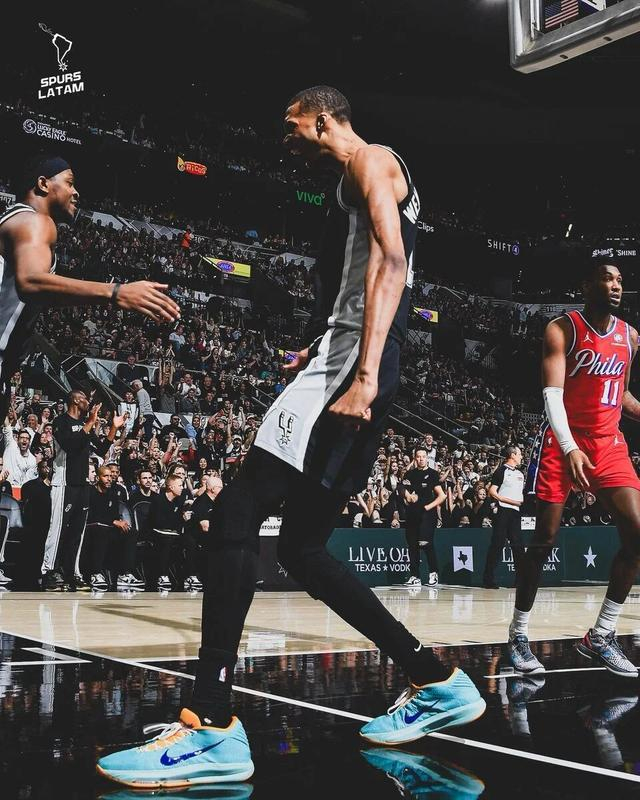 直播观看-我去！又伤1个！强行带伤回归卡规则！文班真的很想要！给他吗|MVP|保罗·乔治|圣安东尼奥马刺队|费城76人队|卢卡-东契奇_新浪体育_新浪新闻