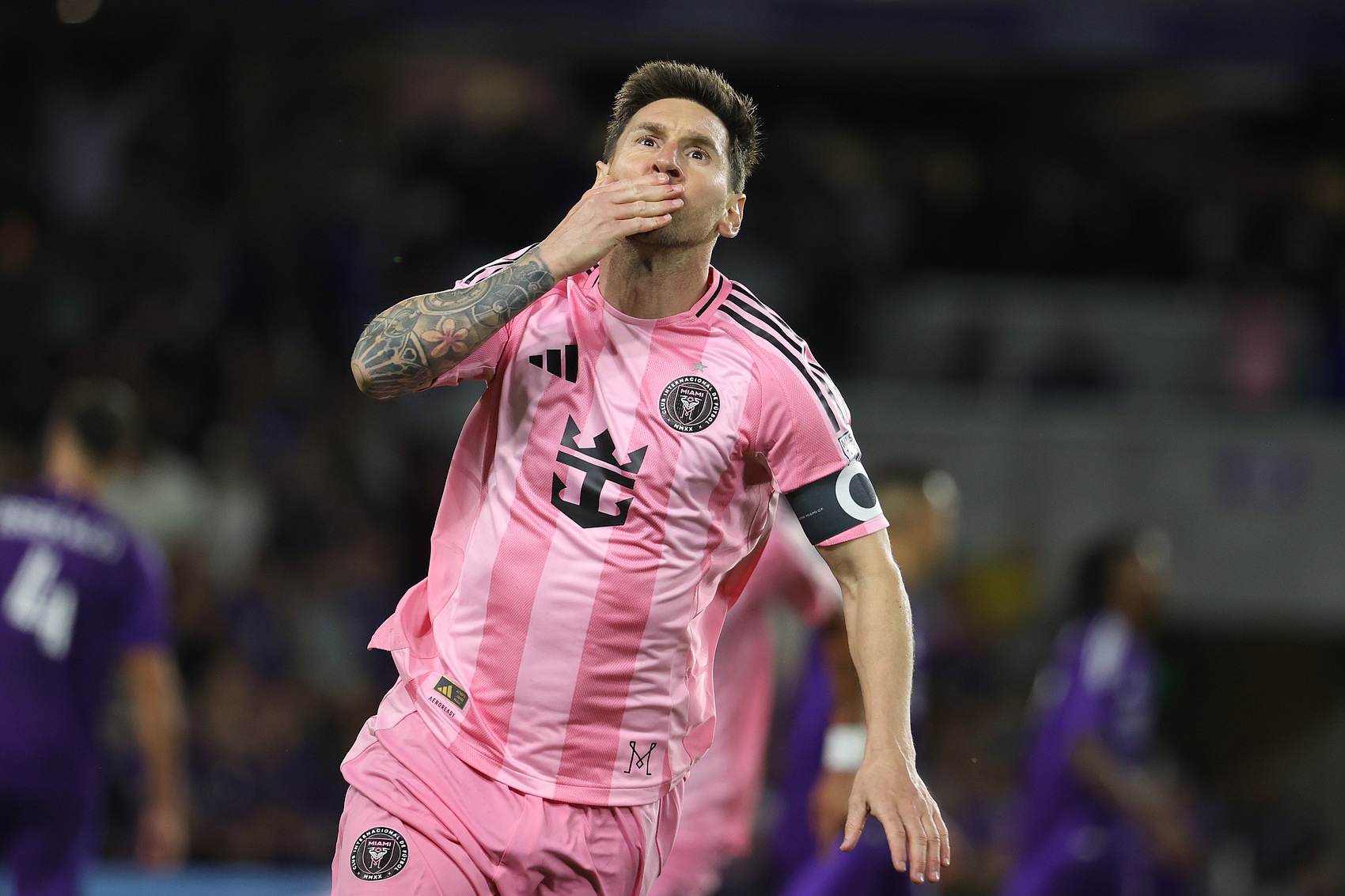 英雄联盟S赛2025-人未走，枷锁先至！萨拉赫的“暮色之路”会比梅西和C罗更难抉择