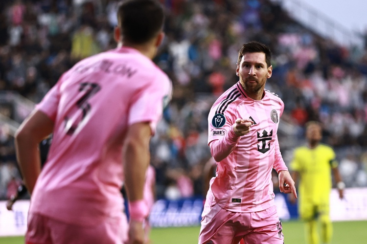 英雄联盟S赛2025-人未走，枷锁先至！萨拉赫的“暮色之路”会比梅西和C罗更难抉择